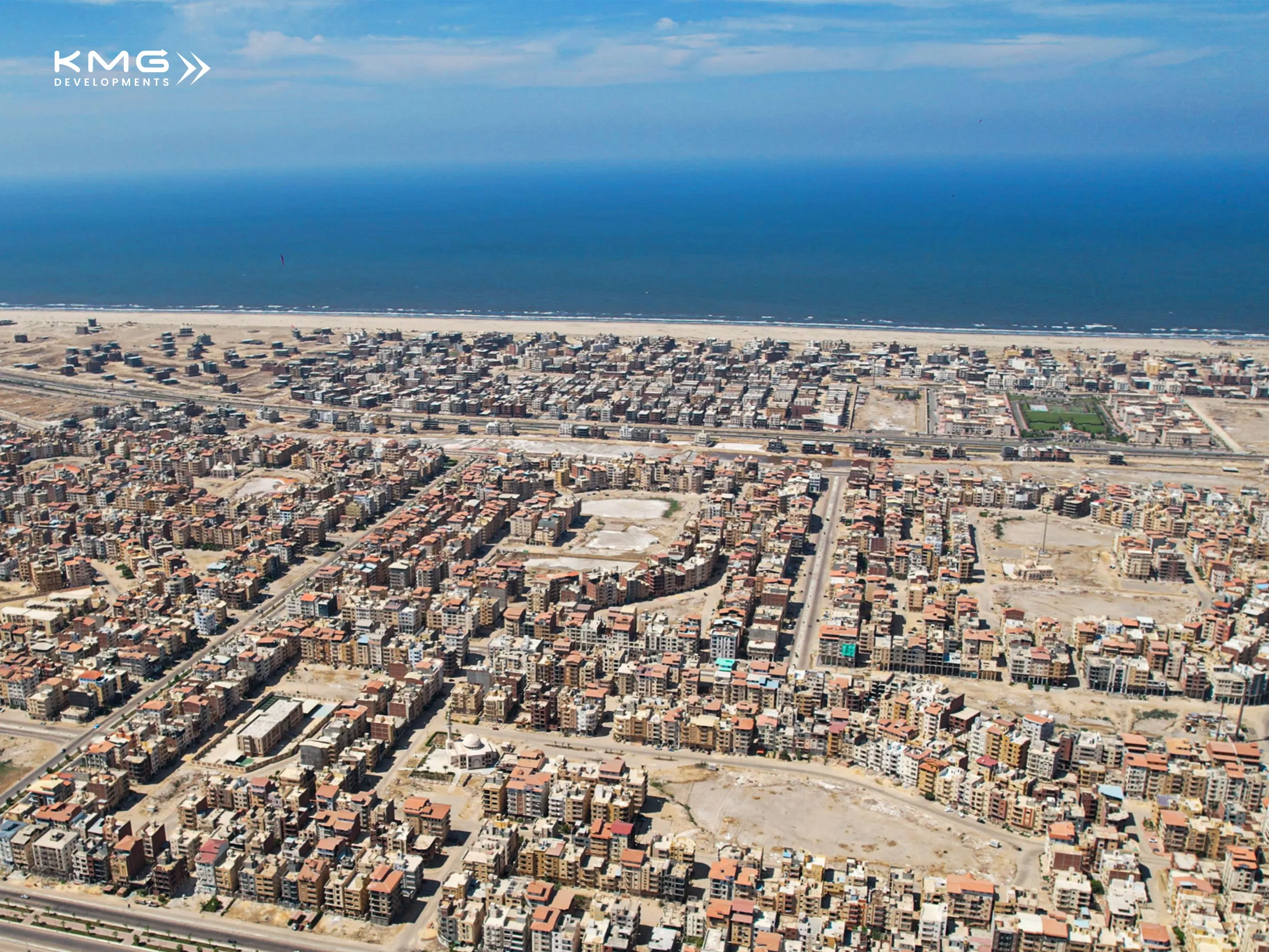 شاطئ دمياط الجديدة مع أمواج هادئة وغروب الشمس
