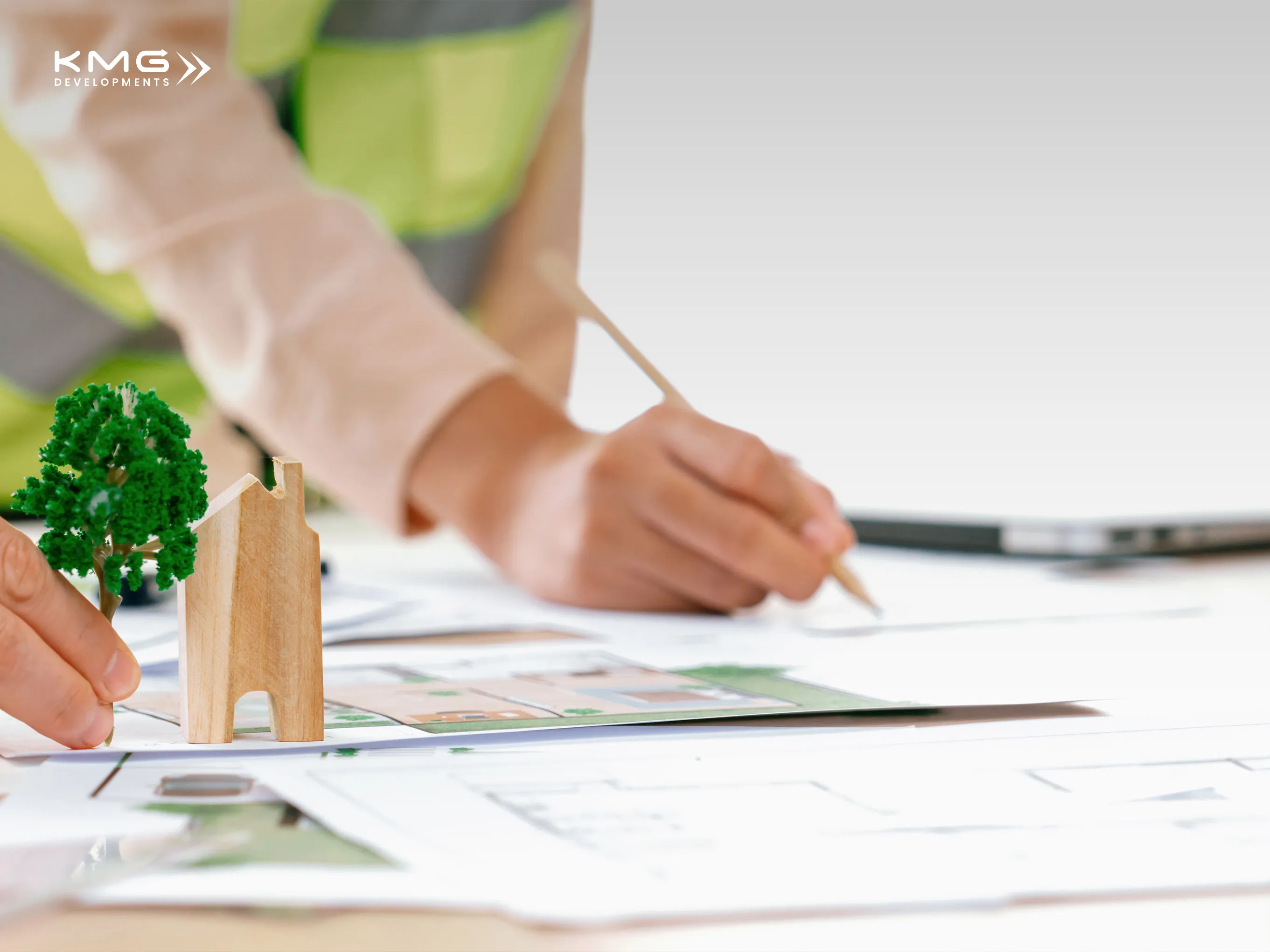 مهندس معماري يراجع مخططات بناء صديقة للبيئة